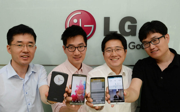 엘지(LG)전자가 지난달 출시한 신형 스마트폰 G3는 ‘심플한 게 스마트한 것’이라는 콘셉트에 따라 기획됐다. 이를 가장 잘 보여주는 기능이 ‘스마트키보드’다. 왼쪽부터 엘지전자 엠시(MC)상품기획그룹 박현철 부장, 박상욱 사원과 엠시연구소 홍지영 책임연구원, 정호재 선임연구원. 엘지전자 제공