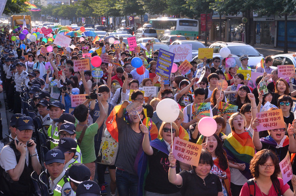 지난해 열린 대구퀴어문화축제 참가자들이 성소수자들의 권리를 주장하며 대구 중구 2·28기념중앙공원 주변 도로를 행진하고 있다. 김일우 기자 cooly@hani.co.kr　