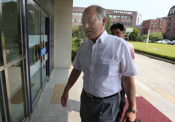 김명수 사회부총리 겸 교육부 장관 후보자가 30일 오전 서울 종로구 동숭동 국립국제교육원 후보 사무실로 출근하고 있다. 김태형 기자 xogud555@hani.co.kr