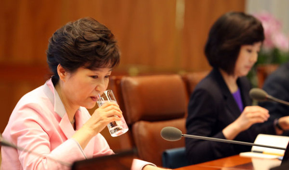 박근혜 대통령이 30일 오전 청와대에서 열린 대통령 주재 수석비서관회의에서 다소 긴 모두발언을 마친 뒤 물을 마시고 있다. 연합뉴스 2014.6.30