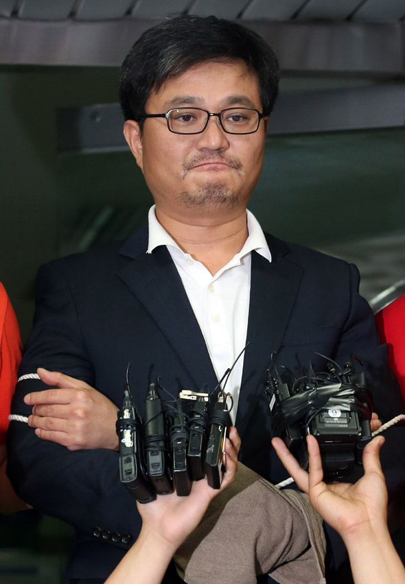 수천억원대 자산을 지닌 재력가 송아무개씨를 살해하도록 교사한 혐의로 구속된 김형식 서울시의회 의원이 3일 검찰 송치에 앞서 서울 강서경찰서를 나서며 취재진의 질문에 입을 굳게 다물고 있다. 연합뉴스
