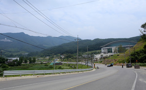 경기도 가평군이 확장 공사를 하고 있는 설악면 선촌~송산리 군도 4호선 도로에 통행 차량이 거의 없어 한산하다. 통일교 관련 시설물 밀집 지역으로 진입하는 도로는 넓어졌고, 주민 소유 토지는 싼값에 수용됐다.