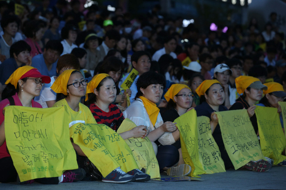 인터넷 카페 ‘엄마의 노란손수건’ 회원들과 시민들이 세월호 참사 81일째인 5일 저녁 경기도 안산시 단원구 안산문화광장에서 열린 ‘세월호 참사 진상규명 특별법 제정을 위한 100일의 약속! 천만의 행동’ 행사에서 노래를 찾는 사람들의 공연을 보고 있다.
안산/류우종 기자 wjryu@hani.co.kr