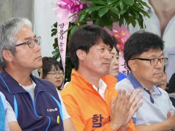 7·30 재보궐선거 평택을 선거구에 출마를 선언한 김득중 예비후보(가운데)가 6일 경기도 평택 합정동의 선거사무실에서 열린 선거대책본부 발대식에서 공동 선거대책위원장을 맡은 신승철 민주노총 위원장(왼쪽), 하승수 녹색당 공동운영위원장과 함께 공연을 보고 있다. 평택/전종휘 기자