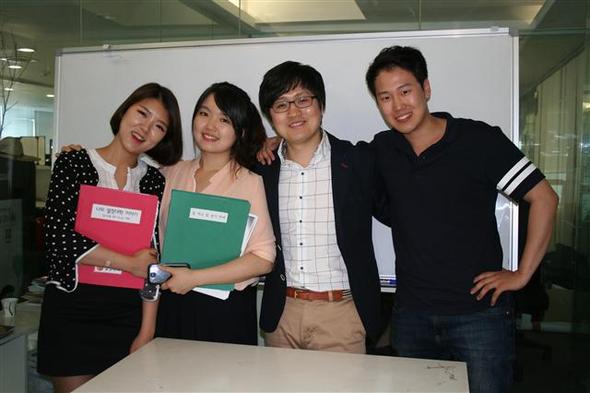 지난달 30일 서울 양천구 해누리타운 안에 위치한 열정대학 사무실에서 재학생인 이성미(왼쪽부터)씨와 전혜영씨, 유덕수 학장, 이동완 교육팀장이 포즈를 취하고 있다.