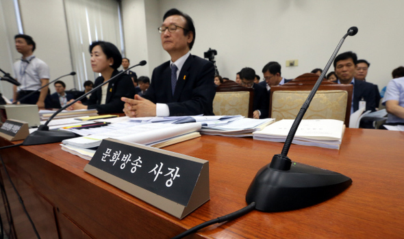 7일 오전 국회에서 열린 세월호 침몰사고의 진상규명을 위한 국정조사특별위원회 전체회의에서 <문화방송>(MBC)사장이 언론자유 및 정치적 중립성 등을 이유로 출석을 거부해 자리가 비어 있다. 허원제(오른쪽) 방송통신위원회 부위원장과 류현순 <한국방송>(KBS) 사장 직무대행이 참석해 자리하고 있다. 김경호 기자 jijae@hani.co.kr