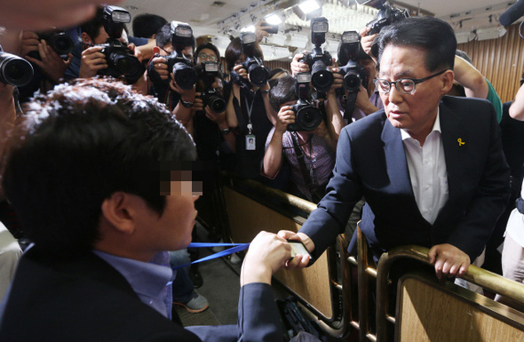 박지원 새정치민주연합 의원(오른쪽)이 7일 오전 국회에서 열린 이병기 국가정보원장 후보 인사청문회에서 한 국정원 직원의 국회 출입증을 확인하고 있다. 박 의원은 국정원 직원들이 박영선 새정치민주연합 원내대표 등 야당 의원들의 책상에 놓인 질의자료를 카메라로 촬영했다고 주장했다. 국정원 직원이 목에 걸고 있는 신분증은 국회사무처가 당일 취재를 요청한 기자들에게 발급하는 임시 출입증으로 ‘일시 취재’라고 적혀 있었다. 신소영 기자 viator@hani.co.kr