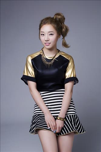 황선홍 포항 스틸러스 감독의 장녀 황현진(20)이 걸그룹 ‘예아’(Ye.A)로 가요계에 데뷔한다. 연합뉴스