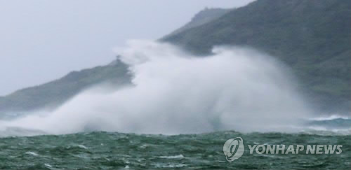 제8호 태풍 너구리(NEOGURI)가 일본을 향해 접근 중인 가운데 7일 오후 오키나와(沖繩)현 미야코지마(宮古島)시 다카노(高野)어항 인근 바다에 몰려오는 파도. 연합 제8호 태풍 너구리(NEOGURI)가 일본을 향해 접근 중인 가운데 7일 오후 오키나와(沖繩)현 미야코지마(宮古島)시 다카노(高野)어항 인근 바다에 몰려오는 파도. 연합