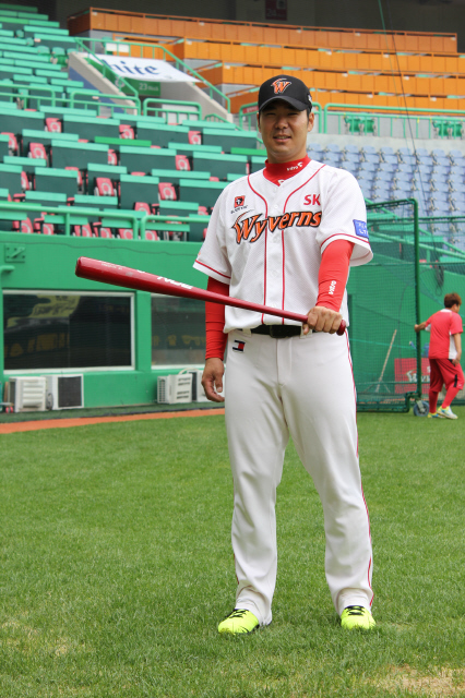 32년 만의 프로야구 ‘4할 타자’를 꿈꾸는 이재원(SK)이 안방인 인천 문학구장에서 방망이를 들어 타격 포즈를 취하고 있다.