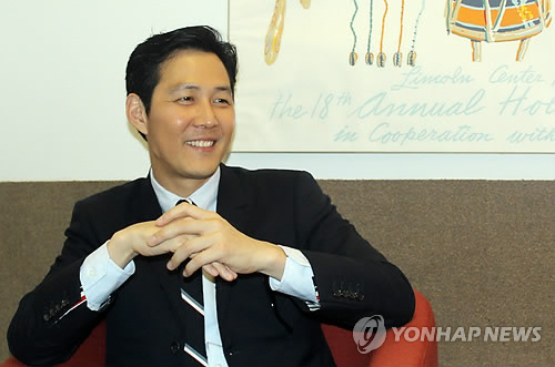 '제13회 뉴욕아시안영화제'의 일환으로 열리고 있는 '한국영화특별전' 참석차 뉴욕에 온 영화배우 이정재가 7일(현지시간) 연합뉴스와 인터뷰를 갖고 한국영화의 경쟁력과 자신의 작품에 대해 설명하고 있다. (뉴욕=연합뉴스)