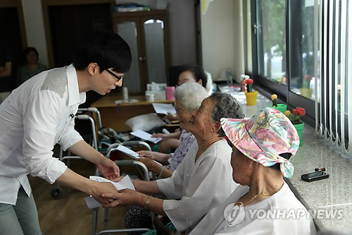 개그맨 유재석이 9일 일본군 위안부 피해자 쉼터인 경기도 광주 나눔의 집을 찾아 피해 할머니들을 위해 써달라며 1천만원을 기부했다.   나눔의 집에 따르면 유재석은 이날 오전 10시 나눔의 집을 방문해 할머니들에게 MBC ‘무한도전’ 출연진들과 함께 출전한 카레이싱 대회에서 우승과 완주를 못해 아쉽다고 미안한 마음을 전했다. (광주=연합뉴스)  ≪나눔의집 제공≫