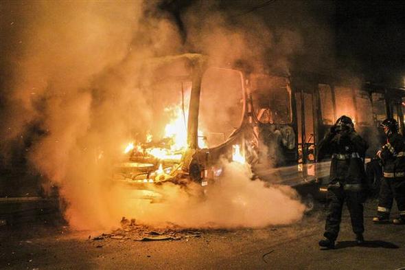 브라질의 거리엔 폭동과 축제가 공존했다. 지난 8일 브라질팀이 월드컵 준결승에서 독일팀에 1-7로 패한 직후 성난 시민들이 버스에 불을 붙이자 소방관들이 달려와 끄고 있다. 신화 연합뉴스