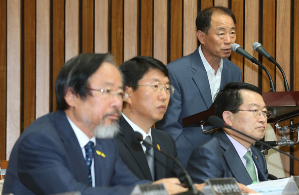 ‘국회 세월호 침몰 사고 진상 규명 국정조사 특별위원회’가 11일 오전 국회에서 연 종합 질의에서 해양경찰청 123 경비정 김경일 정장(마이크 앞)이 “세월호 선원 구조 당시 선원인 줄 몰랐다”고 말하고 있다. 이정우 선임기자 woo@hani.co.kr