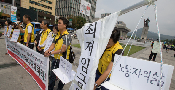 한국 경제가 저성장에서 벗어나지 못하면서 가계소득이 늘어나야 경제성장도 제대로 될 수 있다는 주장이 힘을 얻고 있다. 사진은 알바노조 회원들이 지난달 27일 서울 광화문광장에서 최저임금 인상을 주장하는 기자회견을 하고 있는 모습. 김성광 기자 flysg2@hani.co.kr