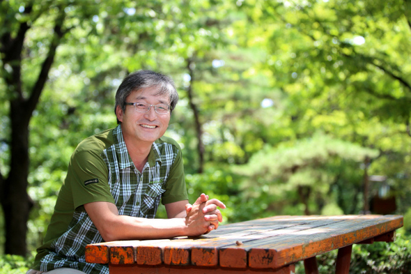 다섯번째 시집 <그 사람은 돌아오고 나는 거기 없었네>를 낸 안상학 시인. “지나온 삶을 돌아보면 인간 관계와 선택 국면에서 아쉬움이 없지 않지만, 그것 또한 삶이라는 순환 질서에서 자연스럽게 이루어진 것인 만큼 받아들이고자 한다”고 말했다. 
 이정아 기자 <A href="mailto:leej@hani.co.kr">leej@hani.co.kr</A>