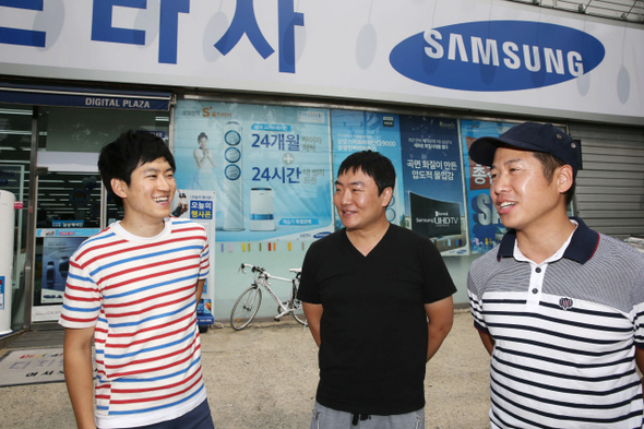 금속노조 삼성전자서비스지회 영등포센터 분회장 김선영(오른쪽)씨와 조합원 이용희(가운데)·이주호(왼쪽)씨가 13일 오후 서울 영등포구 삼성전자서비스 영등포센터 앞에서 이야기를 나누고 있다. 류우종 기자 wjryu@hani.co.kr