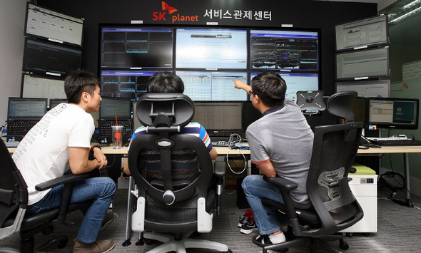 지난 14일 오후 경기도 성남시 판교로 에스케이(SK)플래닛 서비스관제센터 직원들이 ‘티맵’ 등의 서비스 가동 상황을 지켜보고 있다. 에스케이플래닛 제공