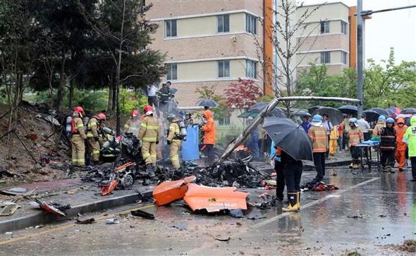 17일 오전 광주 광산구 장덕동 수완지구 아파트 단지 바로 옆 인도에 소방헬기가 추락했다. 사진은 사고 직후 수습 중인 현장의 모습. 광주/연합뉴스 
