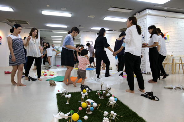 지난 15일부터 경기도 고양시 일산서구 주엽동 ‘갤러리 한’에서 열리고 있는 시각장애인 미술작품 전시회에서 비장애인 관람객들이 장애인 작가들과 함께 소통을 위한 퍼포먼스를 펼치고 있다.