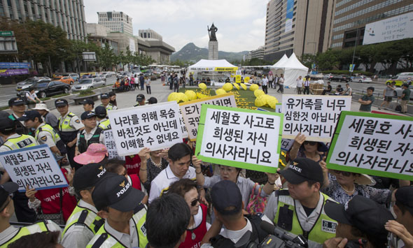 <b>보수단체 “나라위해 목숨바친것도 아닌데…”</b> 보수단체 ‘엄마부대 봉사단’이 18일 오전 서울 종로구 광화문광장에 설치된 ‘세월호 가족 단식농성장’ 앞에서 희생자 가족들의 단식농성이 정치적 이익과 결부돼 있다고 주장하며 집회를 열고 있다. 김성광 기자