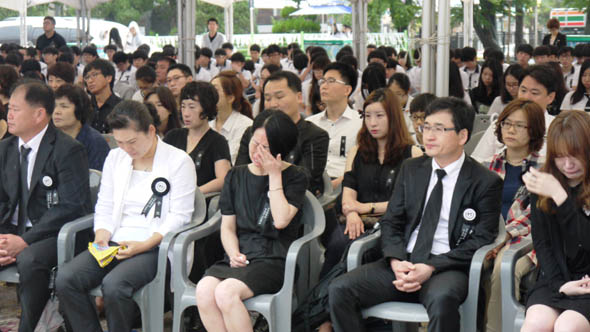 18일 충남 공주시 공주사대부고에서 열린 ‘태안 사설해병대캠프 희생자 1주기 추모식’에서 유가족들이 눈물을 흘리고 있다. 공주/전진식 기자 seek16@hani.co.kr