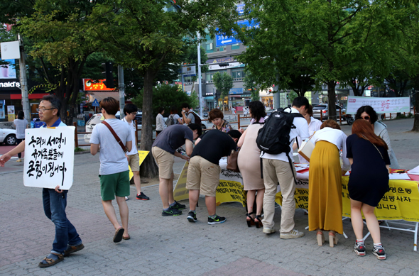길도형(왼쪽)씨 등 경기도 고양지역에서 자발적으로 결성된 ‘0416 세월호’ 밴드 회원들이 17일 오후 일산미관광장에서 세월호 특별법 제정과 진상규명을 촉구하는 서명 캠페인을 벌이고 있다. 박경만 기자