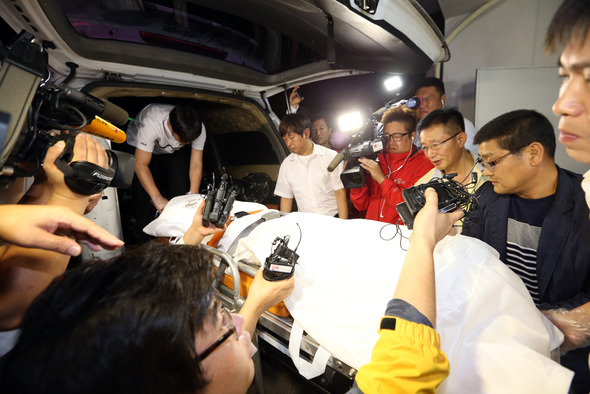 22일 경찰이 유병언 전 세모그룹회장으로 추정되는 변사체를 전남 순천의 모 장례식장에서 서울과학수사연구소로 옮기기 위해 엠블런스에 옮겨 싣고 있다. 2014.7.22(순천=연합뉴스)
