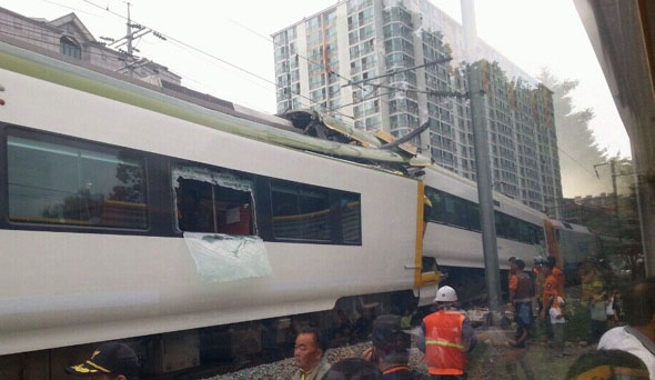 22일 오후 5시53분께 강원도 태백시 상장동 태백선 태백역과 문곡역 사이 철길에서 무궁화호 열차(청량리발 강릉행)와 관광열차(제천발 서울행)가 충돌해 소방관 등이 구조작업을 하고 있다. 이 사고로 관광열차 1량과 무궁화호 열차 1량이 탈선했고, 70대 여성 승객 1명이 숨지고 91명이 중경상을 입었다. 
태백/연합뉴스