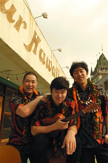 마푸키키는 하와이 멜레 음악을 들려주는 트리오다. 왼쪽부터 이동걸, 김영진, 조태준. 뮤직웰 제공