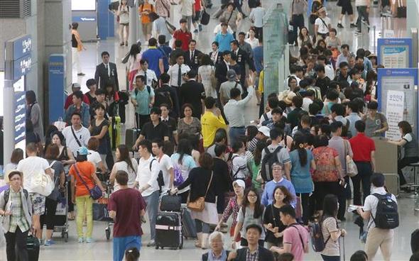 <b>붐비는 공항</b> 휴가를 맞아 해외로 떠나는 여행객 등으로 23일 오전 인천국제공항 출국장이 붐비고 있다. 연합뉴스