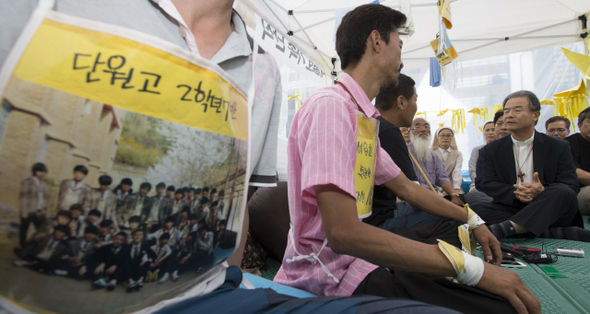 한국천주교주교회의 정의평화위원장인 이용훈 주교(맨오른쪽)가 23일 낮 서울 광화문광장에 설치된 세월호 가족대책위 단식 농성장을 찾아 세월호 참사 희생자 가족들과 이야기를 나누고 있다.  김성광 기자 flysg2@hani.co.kr