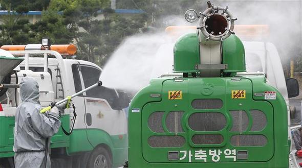구제역이 발생한 경북 의성군 비안면 돼지 농장 주변에서 24일 오전 방역당국이 차량 통행을 제한하고 긴급 방역 작업을 하고 있다. 의성/연합뉴스