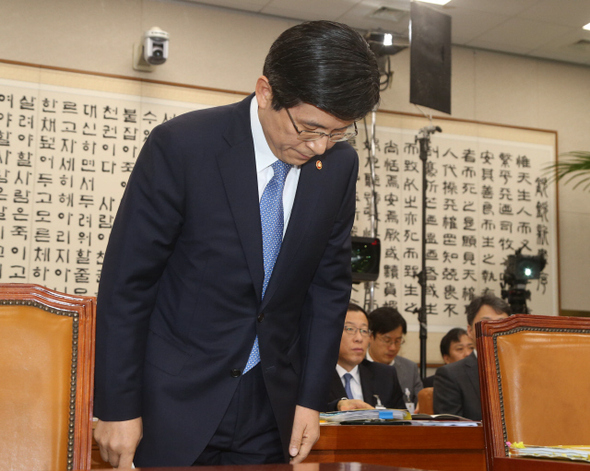황교안 법무부 장관이 24일 오전 국회 법제사법위원회에 출석해 유병언 전 세모그룹 회장 수사상황에 대해 보고한 뒤 고개 숙여 인사하고 있다. 이정우 선임기자 woo@hani.co.kr