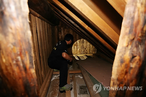 23일 오후 전남 순천 송치재 인근 별장을 경찰이 긴급압수수색한 가운데 유병언이 검찰 수색당시 은신한 것으로 추정되는 별장 2층 통나무 판자로 위장된 비밀 공간이 공개되고 있다.(순천=연합뉴스)