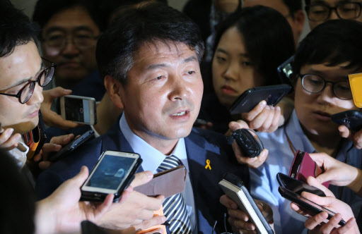 서울 동작을에 출마한 새정치민주연합 기동민 후보가 24일 국회 정론관에서 후보직 사퇴기자회견을 마치고 나서 취재진의 질문에 답변하고 있다. 이로써 동작을 야권 후보는 정의당 노회찬 후보로 단일화됐다. (서울=연합뉴스)