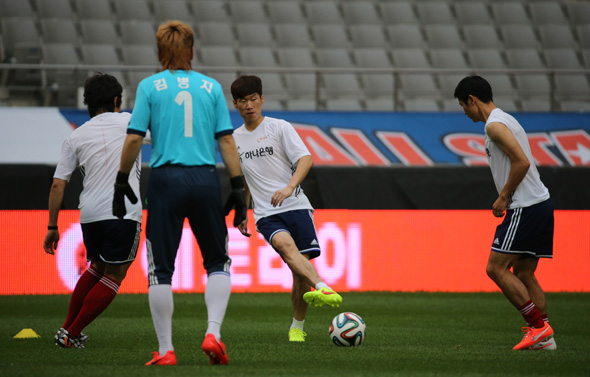 박지성과 이영표, 김병지 등이 24일 프로축구 올스타전이 열리는 서울월드컵경기장에서 연습을 하고 있다. K리그 올스타들과 ‘팀 박지성’의 대결로 펼쳐지는 이번 올스타전은 25일 저녁 8시에 열린다. 연합뉴스