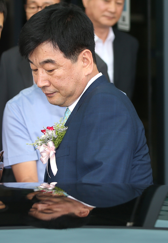 최재경 인천지검장이 24일 오후 인천지검에서 열린 퇴임식에 참석해 퇴임사를 마친 뒤 청사를 떠나기 위해 차에 올라타고 있다. 인천/신소영 기자 viator@hani.co.kr