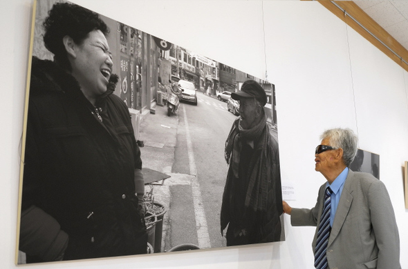 여수 애양원 평안의 집에 사는 한센인 이동훈(84)씨가 사진 전시회를 찾았다.