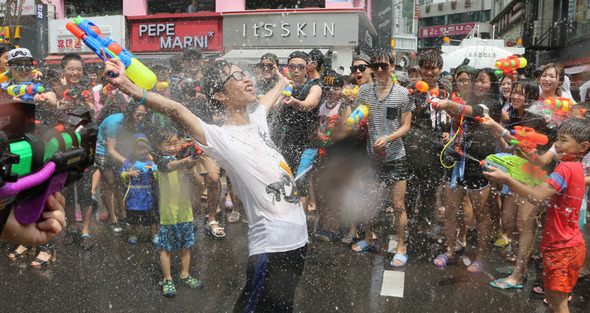 일요일인 27일 오후 서울 신촌 연세로에서 열린 ‘제 2회 신촌 물총 축제‘에서 참가자들이 물총싸움을 하고 있다. 김봉규 선임기자 bong9@hani.co.kr