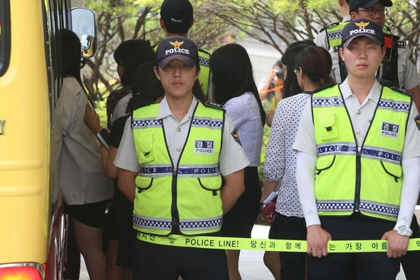 안산 단원고 생존학생들이 28일 오전 수원지방법원 안산지원에서 세월호 침몰 사고와 관련한 법정증언을 마친 뒤 손을 꼭 잡은 채 귀가하고 있다. 재판부는 학생들이 미성년자이고 안산지역에 사고 있어 광주까지 장거리 이동하기에 어려움이 있다고 보고 안산에서  증인신문을 진행한다고 밝혔다. 안산/이정아 기자 leej@hani.co.kr