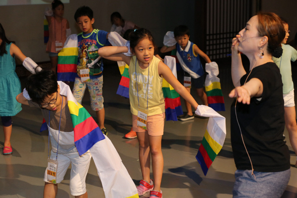 29일 오전 서울 삼성동 중요무형문화재전수회관에서 열린 ‘여름방학 문화야 놀자, 우리소리 학교’에서 초등학생들이 중요무형문화재 제34호인 강령탈춤을 배우고 있다. 박종식 기자 anaki@hani.co.kr