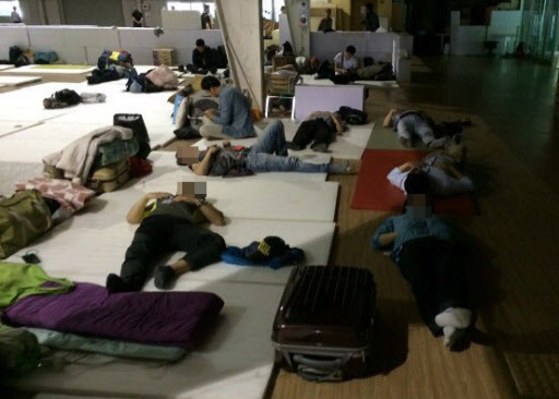 지난 6월12일 경기도 안성 금수원 압수수색에 투입된 검찰 수사관들이 대강당에서 낮잠을 자고 있다. 이 때 유병언 전 세모그륩 회장의 측근인 양회정씨는 금수원의 자재창고 안에 숨어 있었던 것으로 드러났다. 2014.6.12 / 안성=연합뉴스