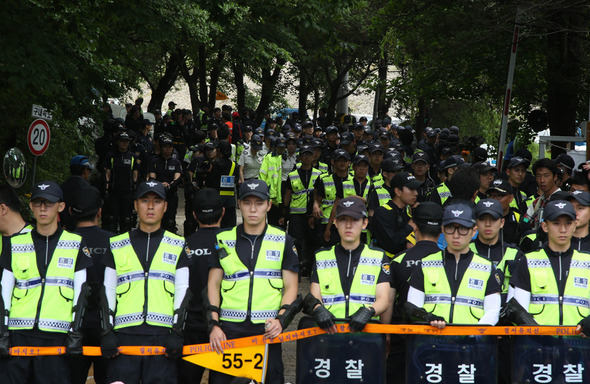 지난 6월12일 유병언 전 세모그룹 회장의 도피를 돕고 있는 구원파 신도들을 검거하기 위해 검찰이 경기도 안성 금수원에 대한 압수수색에 들어간 뒤 경찰이 금수원 앞에서 외부인의 출입을 막고 있다. 2014. 6. 12안성/신소영 기자 viator@hani.co.kr