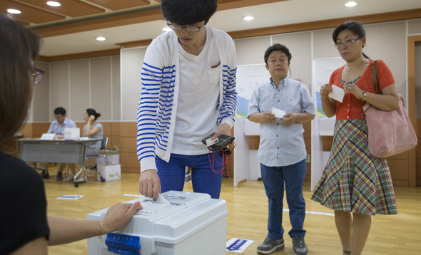 7·30 재보궐선거가 열린 30일 낮 서울 동작구 상도1동주민센터 3층에 설치된 투표소에서 시민들이 투표를 하고있다. 김성광 기자 flysg2@hani.co.kr