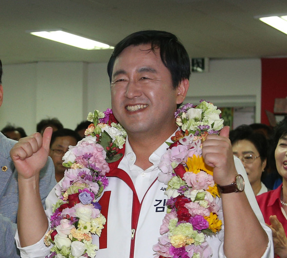 수원 팔달에서 김용남 새누리당 후보가 손학규 새정치민주연합 후보를 꺾고 당선이 확정되자 기뻐하고 있다. 수원/신소영 기자 viator＠hani.co.kr