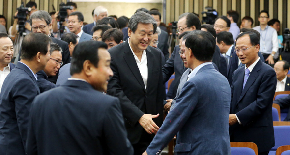 김무성 새누리당 대표가 1일 오전 국회에서 열린  의원총회에서 밝은 표정으로 의원들과 인사하며 회의장으로 들어서고 있다.  김경호 기자 jijae@hani.co.kr