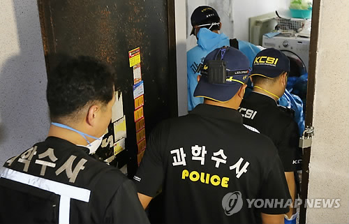 지난달 31일 감식을 위해 현장으로 들어가는 경찰의 모습. 연합뉴스