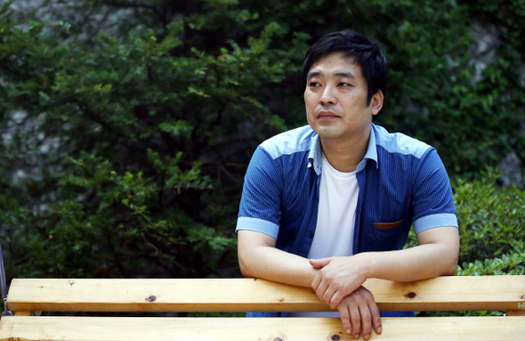 세번째 시집 <당신이 어두운 세수를 할  때>를 낸 김근 시인. “내 시가 노래여서, 단순히 아름답기만 한 게 아니라 위험하기도 한 노래여서, 그 노래가 이 세계로 파고들었으면 한다”고 말했다. 
 신소영 기자 <A href="mailto:viator@hani.co.kr">viator@hani.co.kr</A>