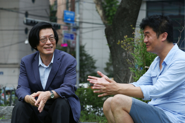 지난달 31일 오전 ‘영원한 현역 극작가’ 이강백씨(왼쪽)와 중견 극작가 장우재씨가 서울 대학로 예술가의집에서 ‘우리 시대 극작가란 무엇인가’를 주제로 대화하고 있다. 류우종 기자 wjryu@hani.co.kr